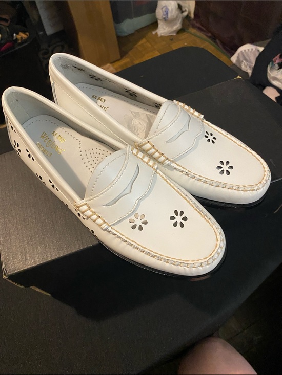 G.H. Bass & Co. Shoes - NWT IN BOX G.H. BASS WEEJUNS WO SIZE 6.5 WHITE WHITNEY CUTOUT FLOWER LOAFERS